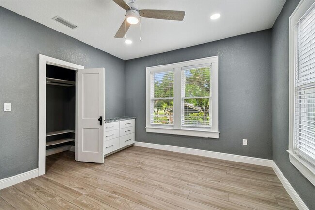 Building Photo - 6810 N Navin Ave
