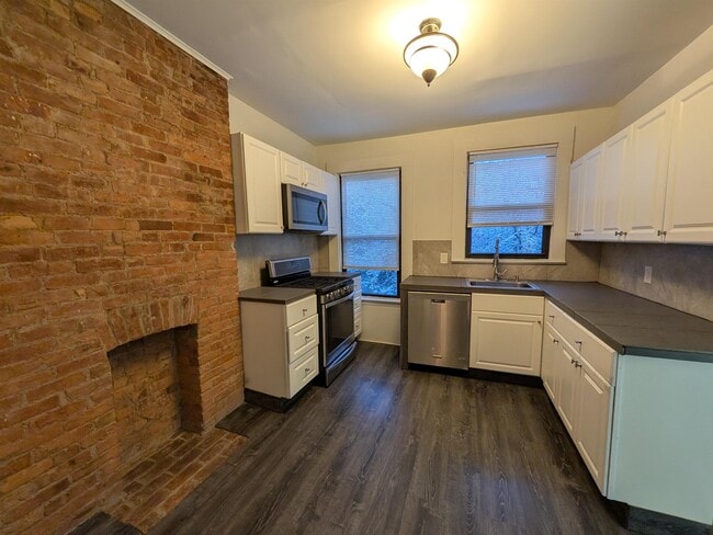 Building Photo - 246 5th St