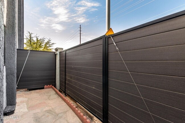 Building Photo - Old Town Scottsdale townhome- 2 bd 2 bath- W/D- Yard