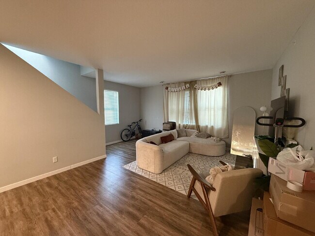 Building Photo - Prime Location Giant four-bed two-bath off Greenway in Longfellow!