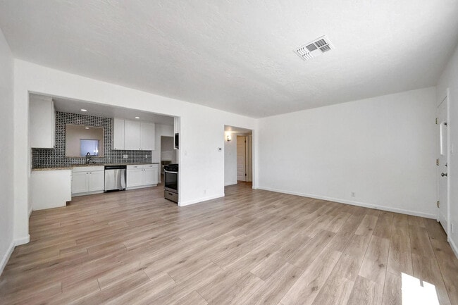 Building Photo - 224 W Glenrosa Ave