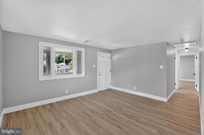 Building Photo - 1539 Reservoir Ave