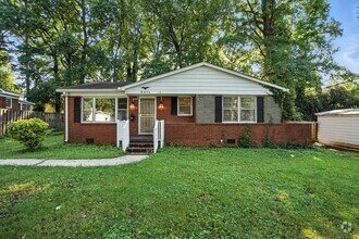 Building Photo - Charming Brick Ranch in Popular Oakhurst