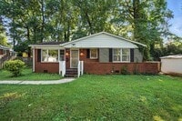 Building Photo - Charming Brick Ranch in Popular Oakhurst