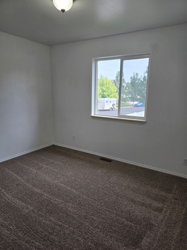Building Photo - Lovely and spacious 5 bedroom 3 bath Post ...