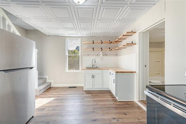 Building Photo - 212 Penn St