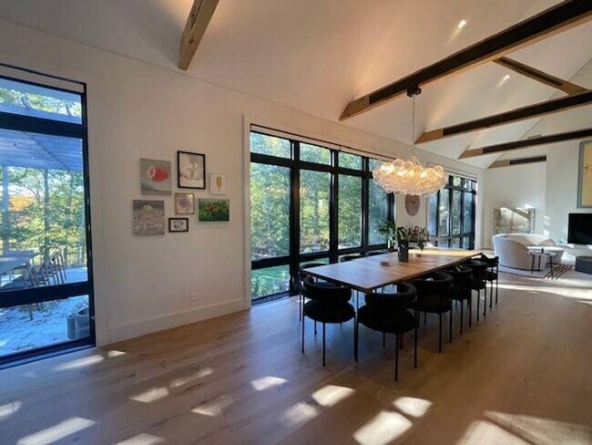 Building Photo - 9 Willow Pond Rd