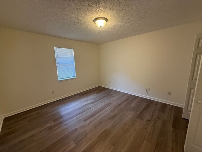 Building Photo - 110 Lake Pl