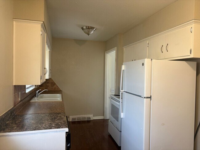 Building Photo - 2 Bedroom / 1 Bath House & bonus room
