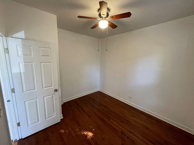 Building Photo - 2360 W Dickens Ave