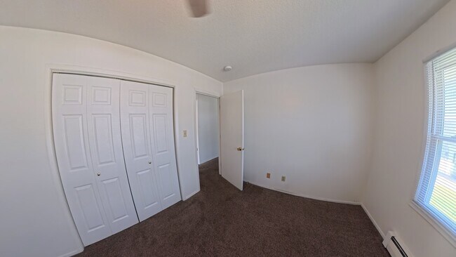 Building Photo - 405 SW Elm St