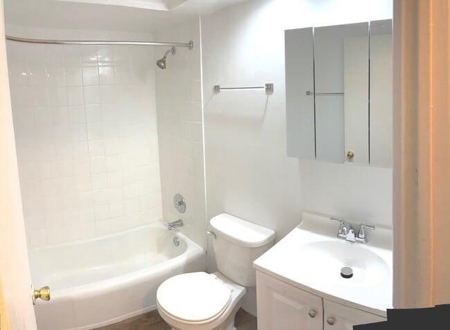 Building Photo - 5420 N Kenmore Ave