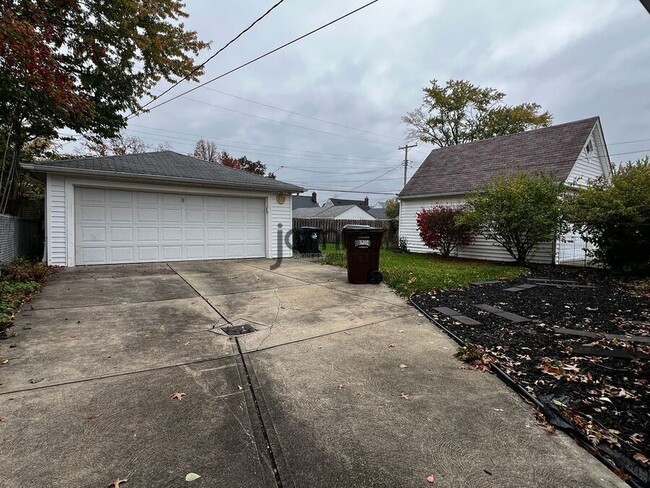 Building Photo - 2702 Grovewood Ave