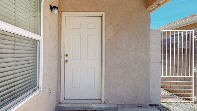 Building Photo - Lovely 3 bedroom home in convenient location.