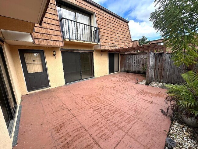Building Photo - 1006 10th Ln