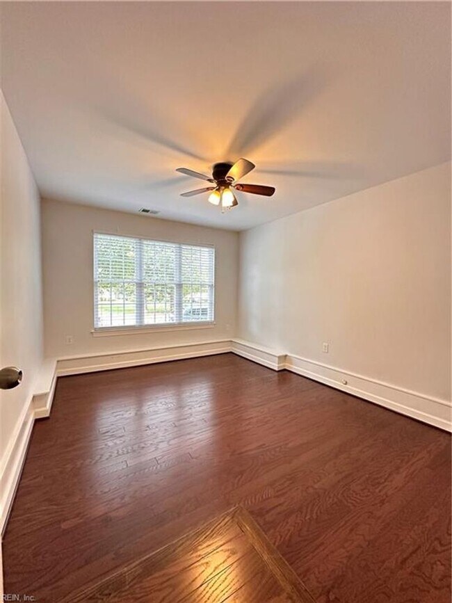 Building Photo - New Town