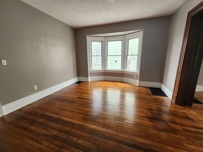 Building Photo - Four Bedroom Single Family Home!