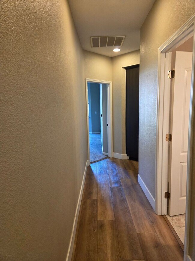 Building Photo - Broadstone - 3bdrm, 2 bath - Close to Shopping, Park & Schools!