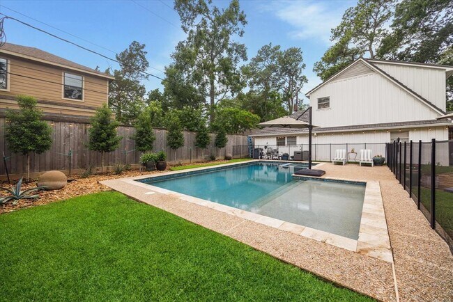 Building Photo - 13035 Pebblebrook Dr
