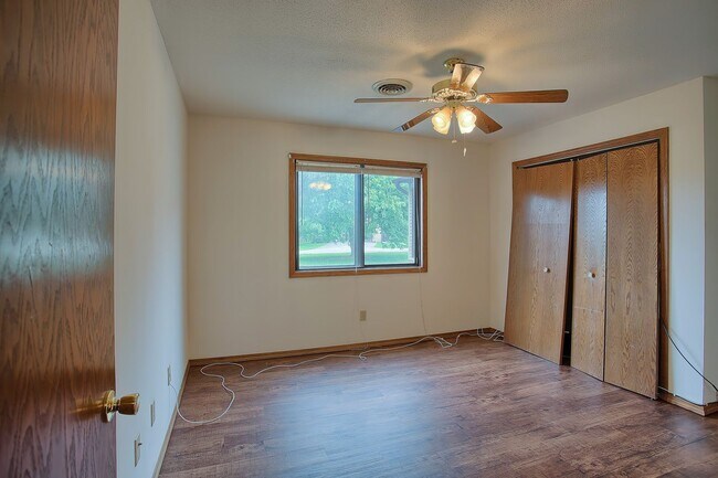Building Photo - 2 Bedroom, 1.5 Bathroom Condo (AVAILABLE S...