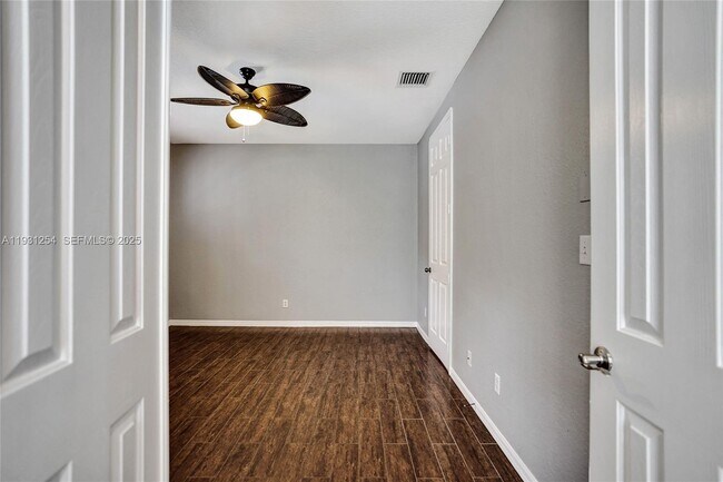 Building Photo - 2057 SE Avon Park Dr