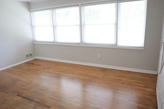 Building Photo - Very Cute 3 bedroom just 7 Minutes to Twin...