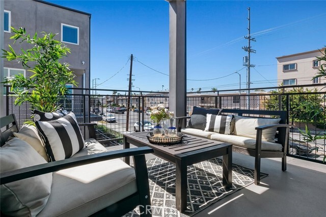 Building Photo - 13536 Vanowen St