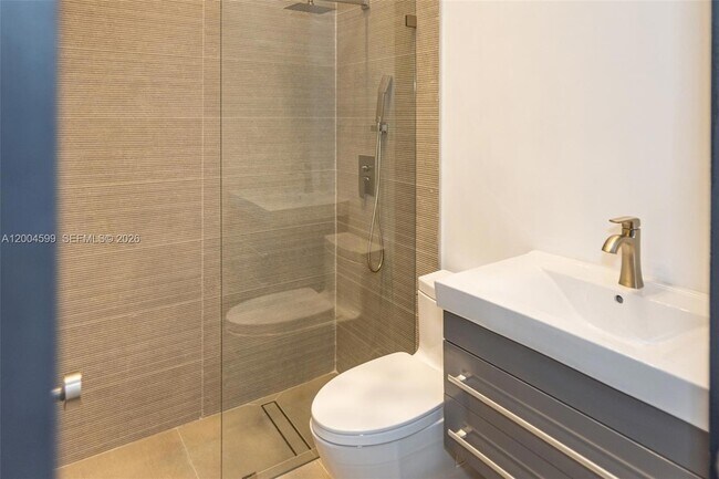 Building Photo - 2440 N Shore Terrace