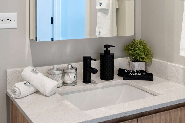 Building Photo - 6044 N Winthrop Ave