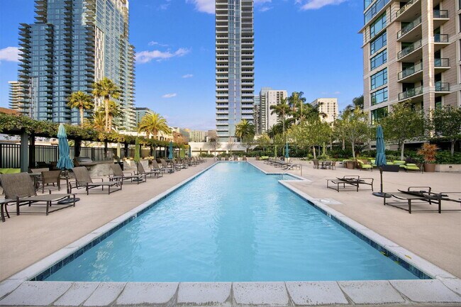 Building Photo - "Stylish 1-Bedroom Condo with Stunning Views in Vibrant San Diego!"