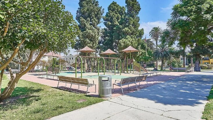Building Photo - 860 S Lucerne Blvd