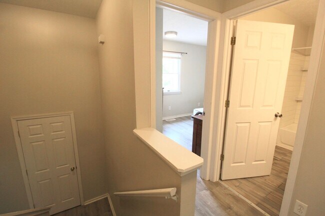Building Photo - 1216 Mountain View Dr