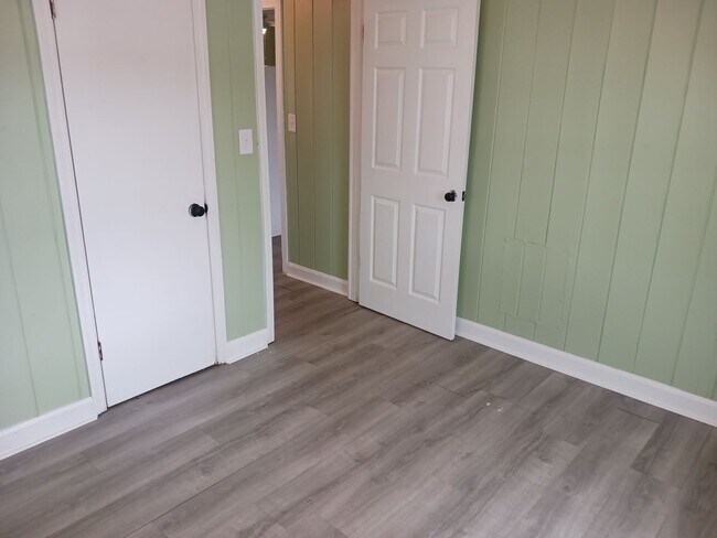 Building Photo - Walk to the Beach! Unfurnished, 2 Bedroom,...