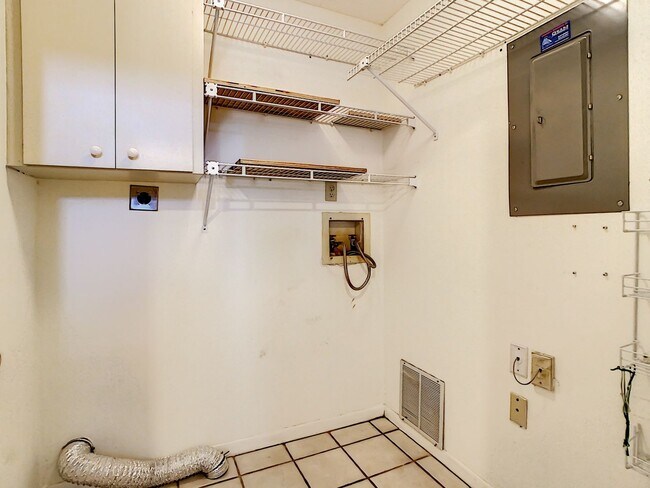 Building Photo - RARE 3 BEDROOM/ 2 BATH IN THE HIGHLY DESIR...