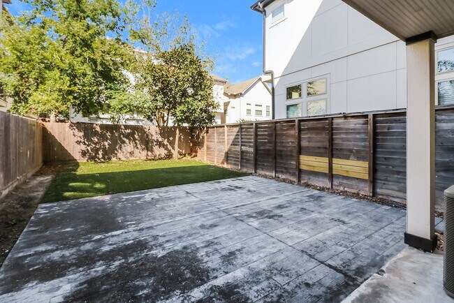 Building Photo - 5732A Darling St