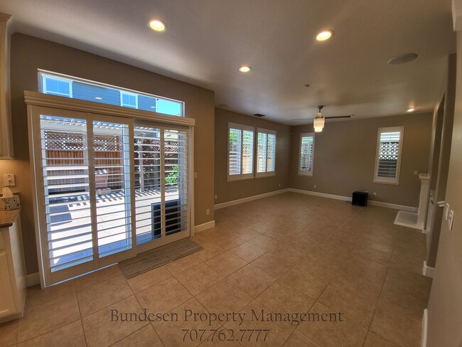 Building Photo - 1727 Southgate Dr