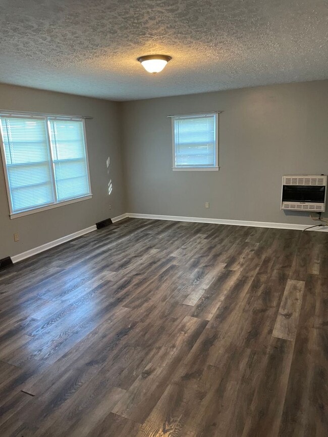 Building Photo - 3 bedroom 1 bath brick home in the country...