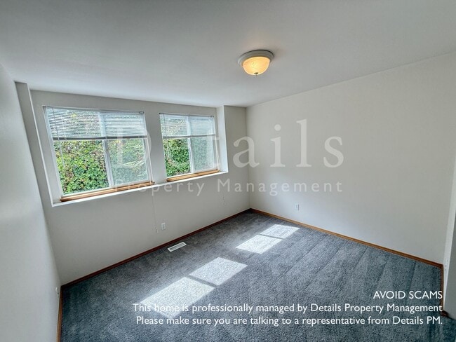 Building Photo - Nice Open Rambler in Secluded Central Kits...