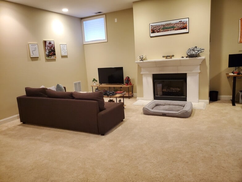 Family Room - 2531 W Moffat St