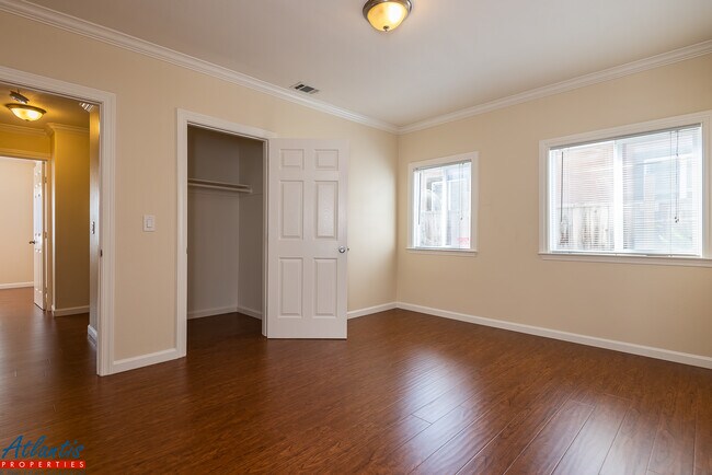 Building Photo - 381 Hamilton Ave