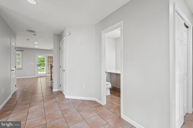 Building Photo - 262 Crescent Dr