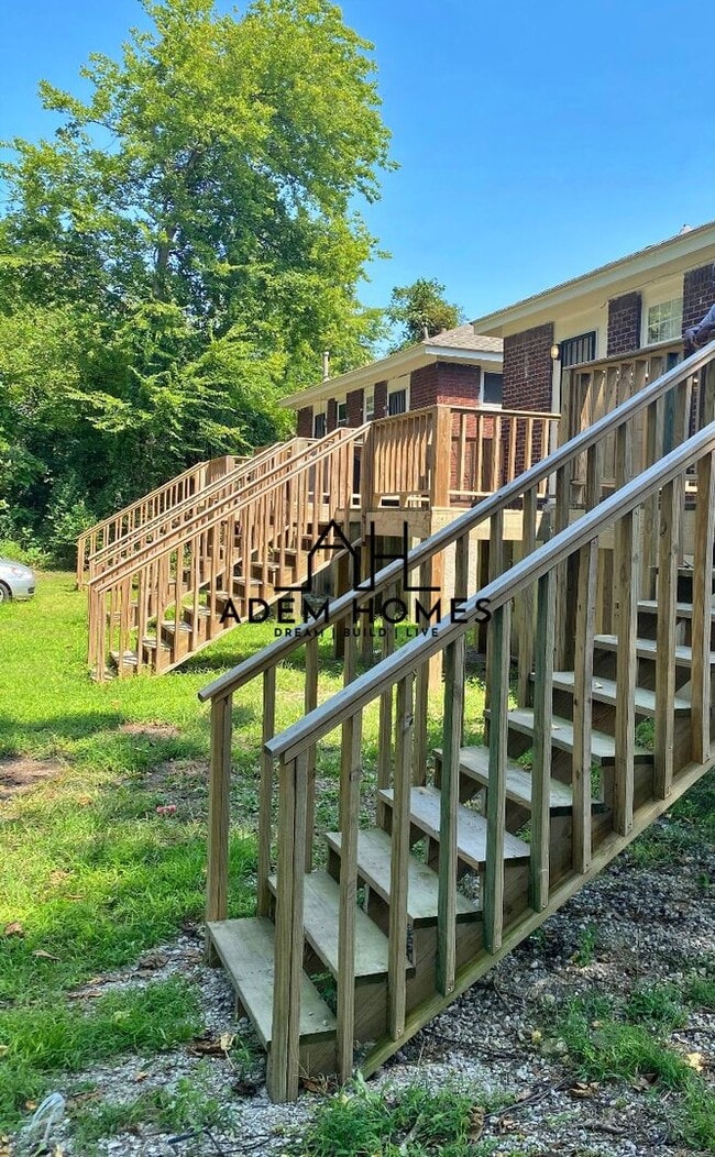 Building Photo - Spacious 2 Bedroom Home in a Central Location!! - (Duplex)