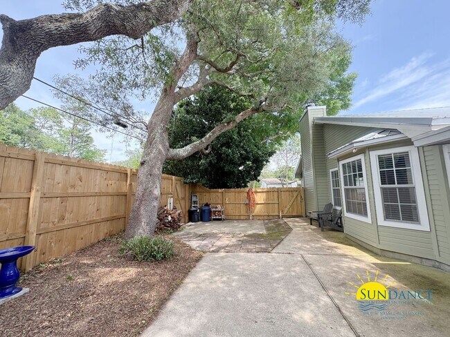 Building Photo - Charming 3-Bedroom Home in Shalimar – Conv...