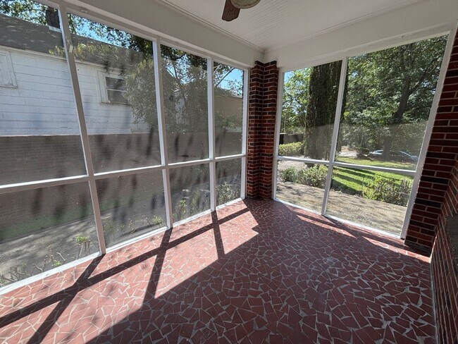 Building Photo - 1103 Parkside Dr