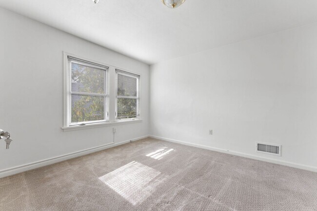 Building Photo - Spacious 6 Bed 2 Bath Home- N Portland Charmer!