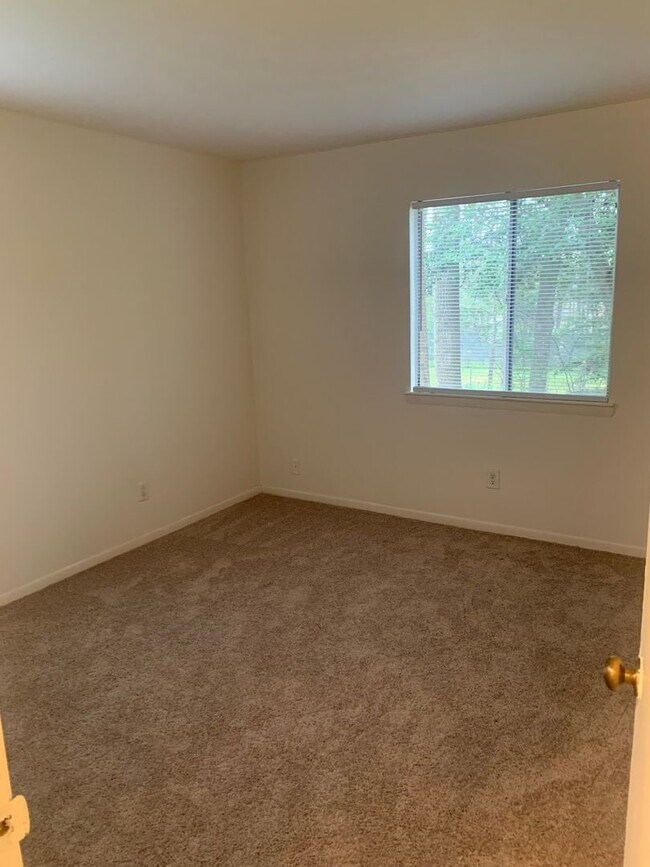 Building Photo - 1 Bedroom 1Bath Condo Available with Water