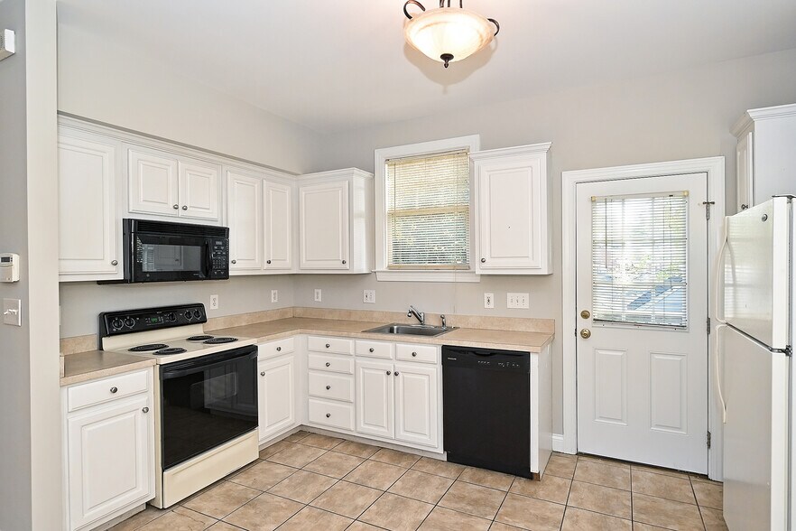 Building Photo - 1601 Wilmore Dr