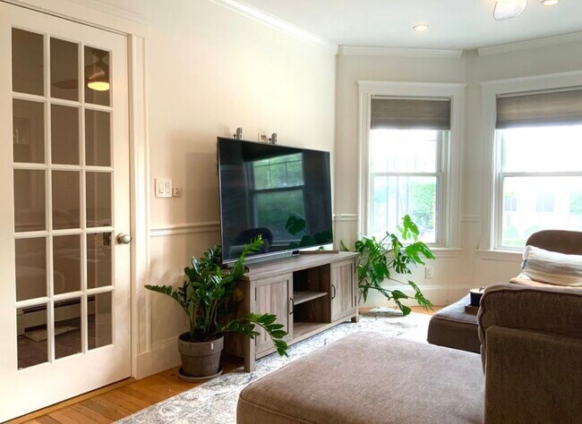 Building Photo - 522 Mount Auburn St