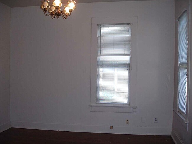 Building Photo - 315 W 21st St