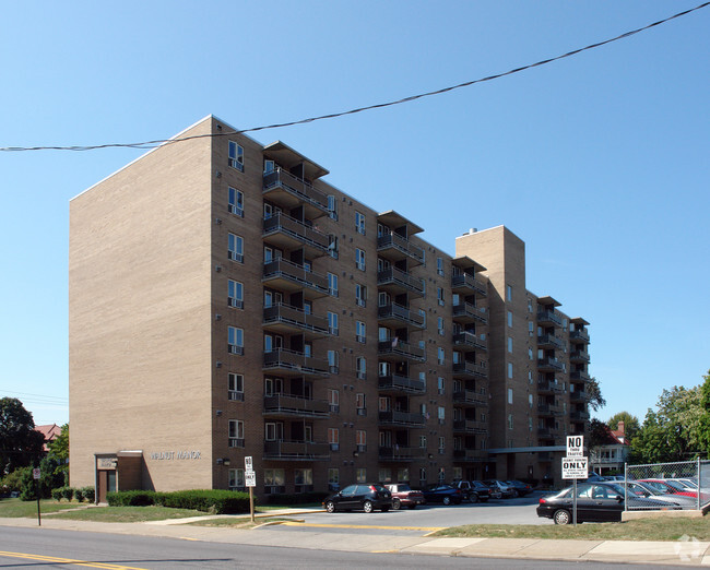 Building Photo - Walnut Manor